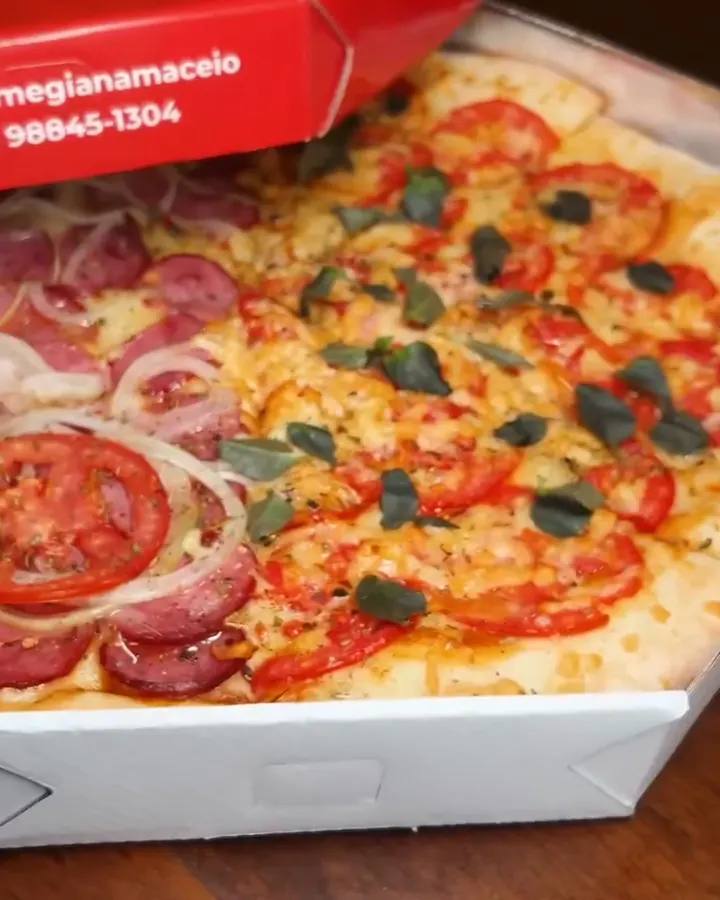 Pizza na caixa vermelha da La Parmigiana