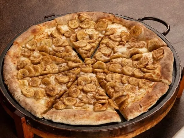 Pizza doce de cartola com banana e canela