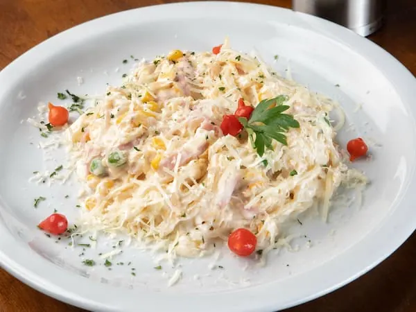 Espaguete à parisiense com molho branco e parmesão