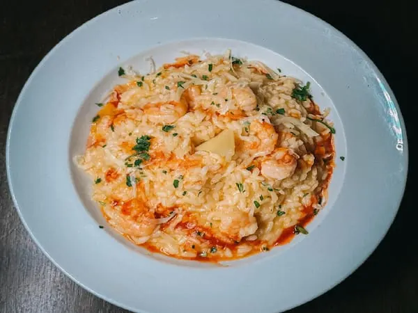 Risoto de camarão cremoso em prato branco