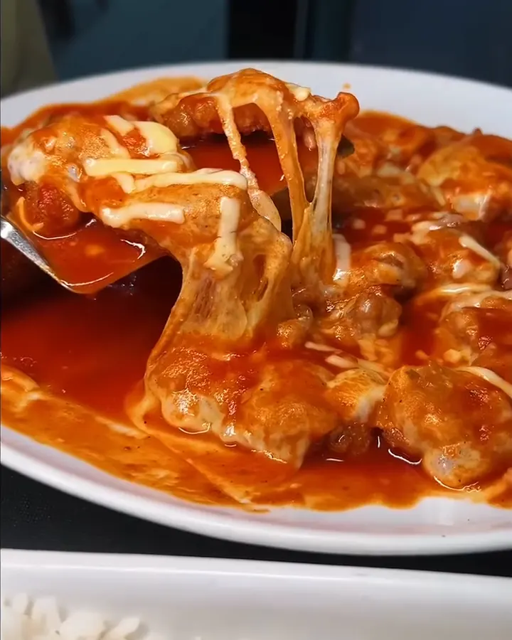 Parmegiana coberta de molho de tomate com queijo derretido esticando