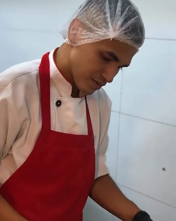 Pizzaiolo cortando a pizza na cozinha