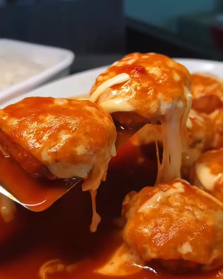 Polpetone ao molho de tomate com queijo derretido